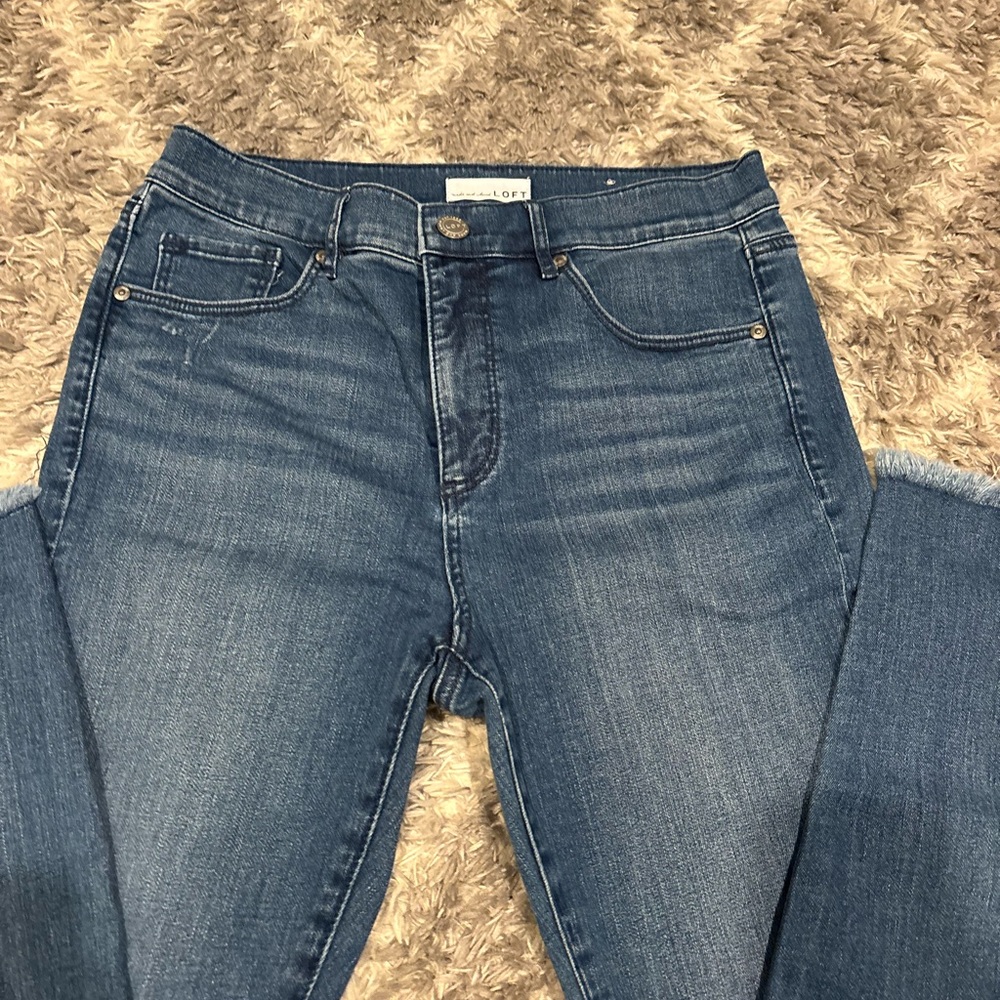 Women's LOFT Blue Demim Jeans - distressed bottoms Size 28/6 NWOT - Picture 10 of 11